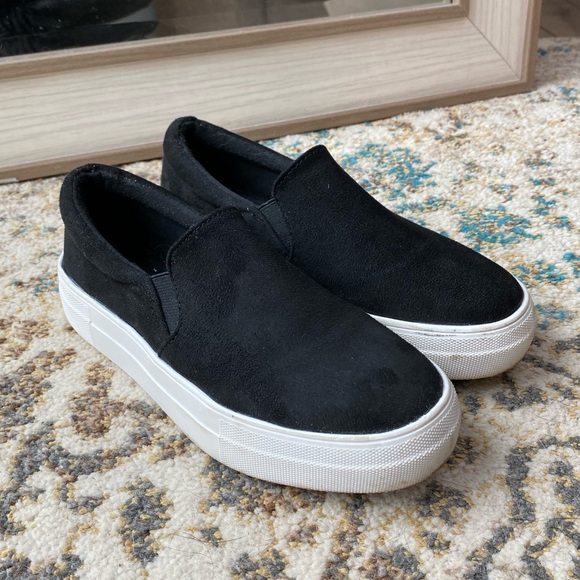 Soda Black & White Slip On Shoes - Size 6 - Picture 1 of 3